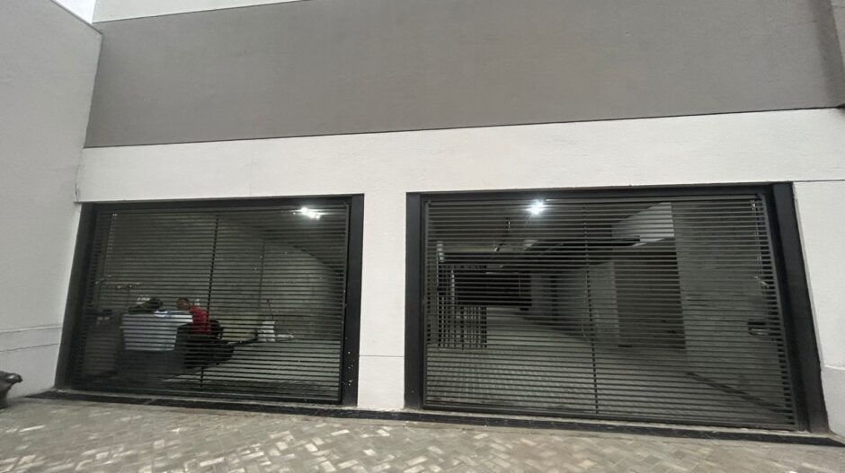 PORTAO-FRENTE-DA-OBRA